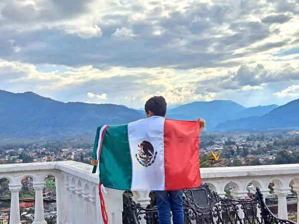 8年のラテン系メキシコ人の少年は メキシコの旗が彼の文化と伝統を誇り 9月15日とシンコ マヨの祝日を祝うことを示しています — ストック写真