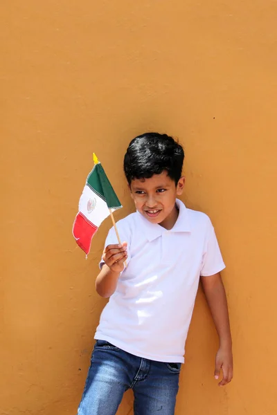 Niño Mexicano Latino Años Muestra Bandera México Orgulloso Cultura Tradición — Foto de Stock