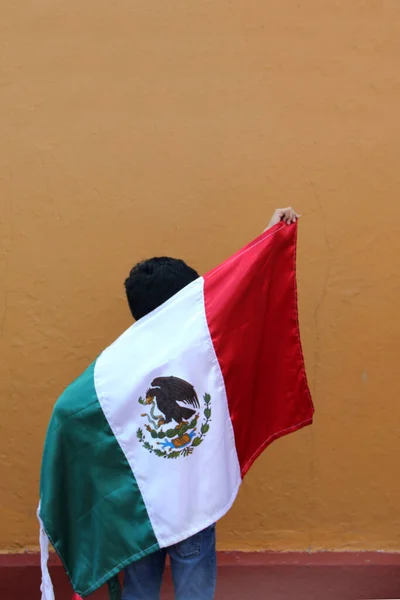 Yaşındaki Latin Meksikalı Çocuk Kültüründen Geleneklerinden Gurur Duyan Meksika Bayrağını — Stok fotoğraf
