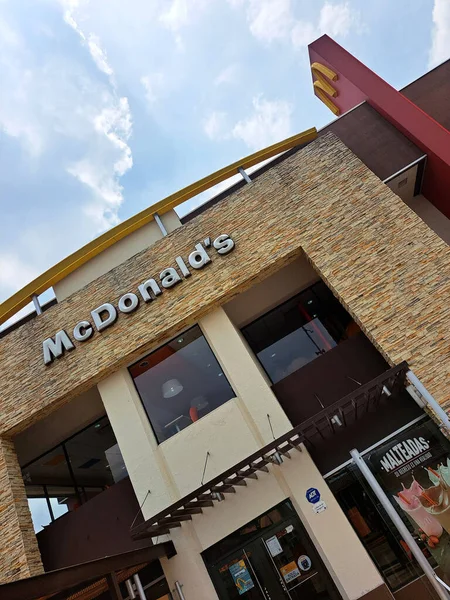 墨西哥墨西哥州 2022年7月12日 麦当劳 汉堡包和快餐店推出了一项扩展和数字化计划 除此之外 Automac和交付业务也得到了加强 — 图库照片