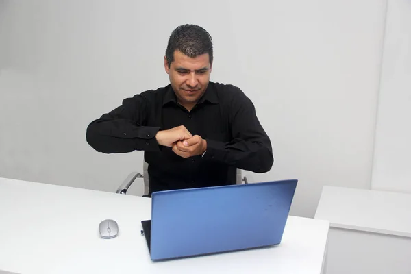 Latino Adult Man Speaks Mexican Sign Language Deaf Person Laptop — 스톡 사진
