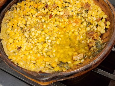 Tipik Meksika yemeği: Esquites, tuz ve epazotla kaynatılmış mısır tanelerinin hazırlanması, mayonez, peynir, limon ve biber ile eklenen popüler bir sokak yiyeceğidir.