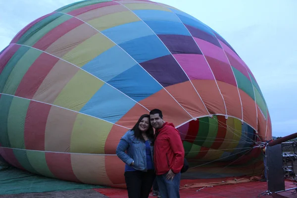 Latin Couple Man Woman Celebrate Anniversary Boarding Hot Air Balloon — Stock Photo, Image