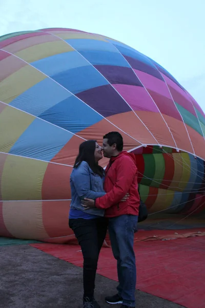 熱い気球に乗る前に 男と女のラテンカップルは彼らの記念日を祝いますキスで彼らの愛を示します 自由と勝利の抱擁と兆候 — ストック写真