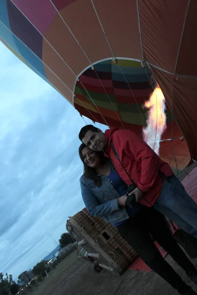 熱い気球に乗る前に 男と女のラテンカップルは彼らの記念日を祝いますキスで彼らの愛を示します 自由と勝利の抱擁と兆候 — ストック写真