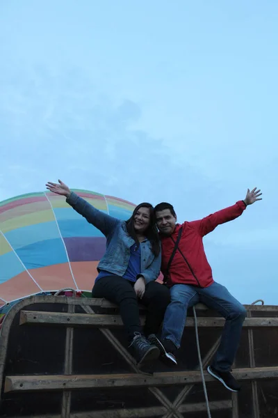 Pareja Latina Hombre Mujer Celebran Aniversario Antes Abordar Globo Aerostático —  Fotos de Stock