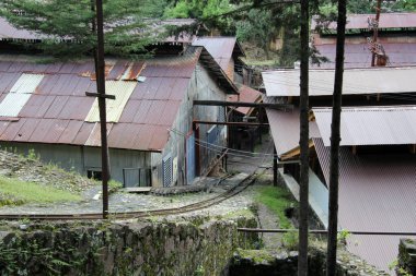 Tlalpujahua Michoacan, Meksika - 12 Ekim 2014: Madencilik Teknoloji Müzesi, Dos Estrellas Madeni, altın ve gümüş üreticisi, obruk, bakım atölyeleri, ormandaki bahçeler
