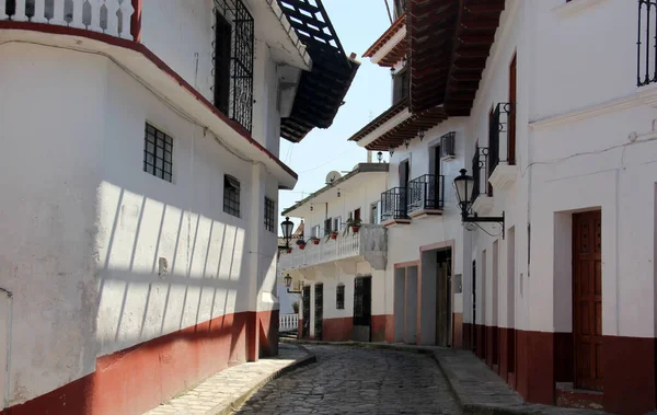 Vista Calles Fachadas Tradicionales Casas Con Puerta Ventanas Techo Azulejos —  Fotos de Stock
