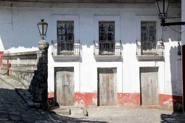 Kilátás Utcákra Hagyományos Homlokzatok Házak Ajtóval Ablakokkal Cseréptetővel Cuetzalan Puebla — Stock Fotó