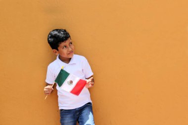 8 yaşındaki Latin Meksikalı çocuk, kültüründen ve geleneklerinden gurur duyan Meksika bayrağını 15 Eylül ve Cinco de Mayo bayramlarını kutluyor.