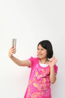 10 yaşındaki İspanyol kız cep telefonunu video oyunları oynamak, mesajlar göndermek, fotoğraf çekmek, selfie çekmek, film izlemek ve boş zamanlarında eğlenmek için kullanıyor.
