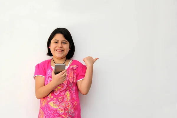 Menina Hispânica Anos Usa Seu Telefone Celular Para Fazer Chamadas — Fotografia de Stock