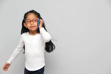 4 yaşındaki Latin kız cep telefonunu video oyunları oynamak, mesajlar göndermek, fotoğraf çekmek, selfie çekmek, film izlemek ve boş zamanlarında eğlenmek için kullanıyor.