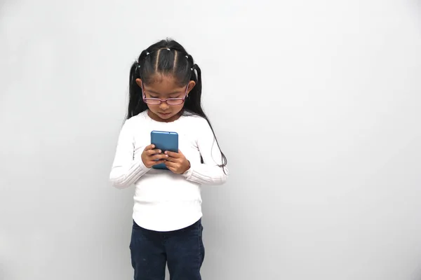 Menina Latina Anos Usa Seu Telefone Celular Para Fazer Chamadas — Fotografia de Stock