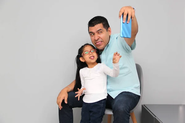 Papá Hija Latinos Divorciados Solteros Usan Teléfono Celular Para Hacer — Foto de Stock