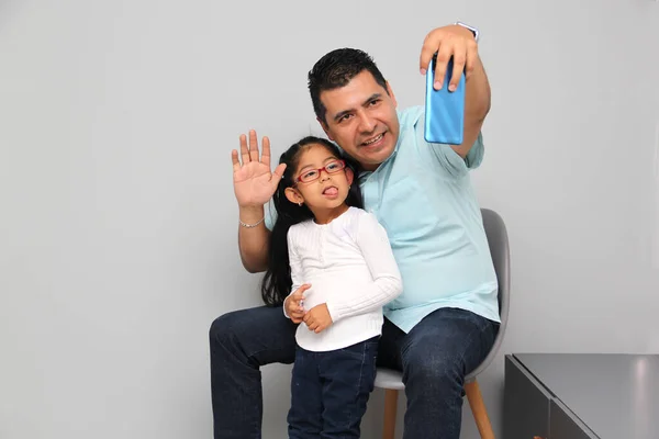 Samotny Rozwiedziony Latynoski Tata Córka Używają Telefonu Komórkowego Rozmów Wideo — Zdjęcie stockowe