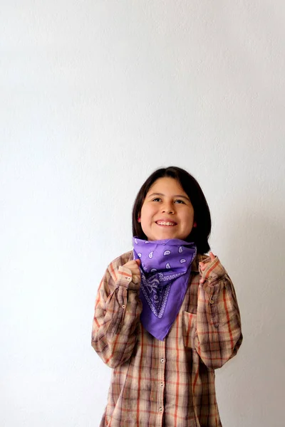3月8日 10岁的西班牙裔女孩身穿紫色头巾 象征着为争取女权运动和两性平等而奋斗 以纪念国际妇女节 — 图库照片