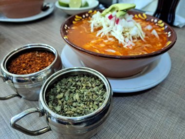 Pozole, Meksika mutfağından geleneksel bir çorba veya güveçtir. Hominy, et ve kıyılmış marul, biber, soğan, sarımsak, turp, avokado, salsa ve limon ile tatlandırılıp süslenebilir.