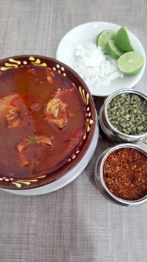 Geleneksel Meksika mutfağı, pancita, mondongo veya mol de panza, sakatat veya limon, acı biber ve kekikli sığır eti ile yapılan bir çorba ya da çorbadır..