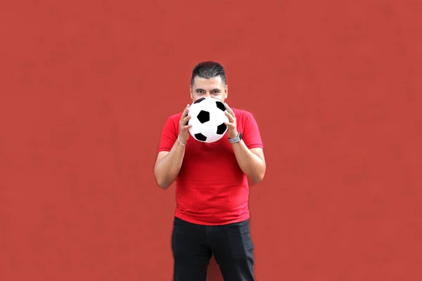 Latino Dospělý Muž Hraje Fotbalovým Míčem Velmi Nadšený Chystá Vidět — Stock fotografie