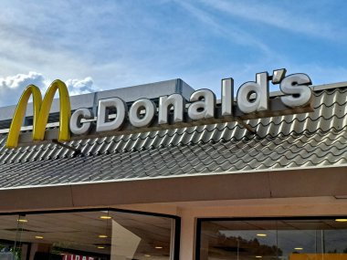Meksika Eyaleti, Meksika - 11 Ekim 2022: Hamburger ve fast food restoranı McDonald 's, AutoMac ve teslimatın güç kazanması dışında bir genişleme ve dijitalleştirme planı başlattı.