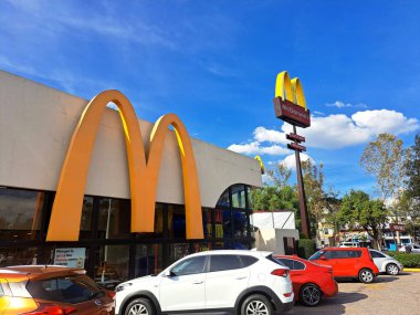 Meksika Eyaleti, Meksika - 11 Ekim 2022: Hamburger ve fast food restoranı McDonald 's, AutoMac ve teslimatın güç kazanması dışında bir genişleme ve dijitalleştirme planı başlattı.