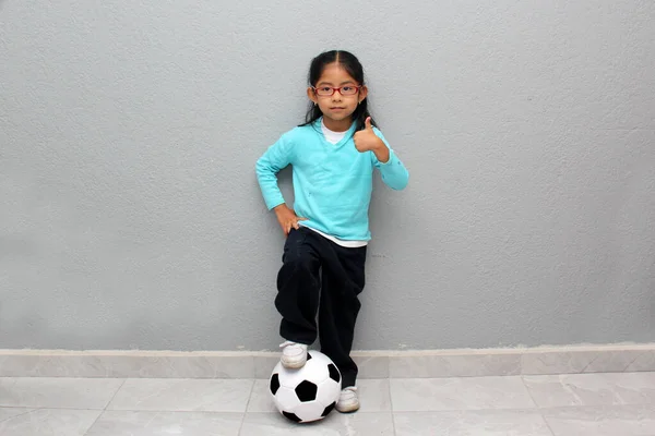 可怜的拉丁裔4岁姑娘带着足球出去玩 她看到世界杯在贫困中举行 心里非常兴奋 — 图库照片