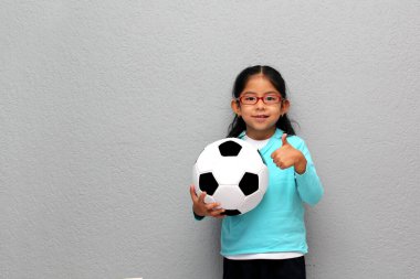 Zavallı Latin 4 yaşındaki Gril bir futbol topuyla oynuyor. Dünya Kupası 'nı yoksulluk içinde izleyeceği için çok heyecanlı.