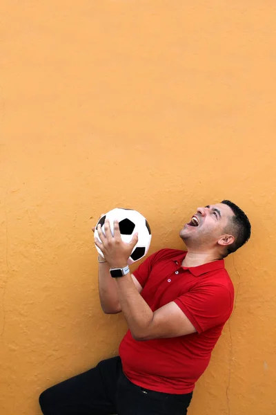 Hombre Adulto Latino Juega Con Una Pelota Fútbol Muy Emocionado — Foto de Stock