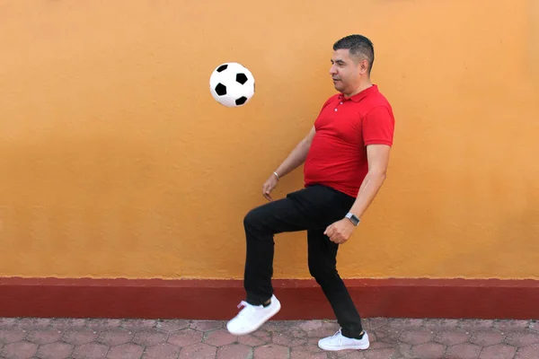 Дорослий Латиноамериканець Грає Футбольним Ячем Дуже Схвильований Тим Він Збирається — стокове фото
