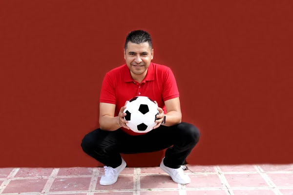 Hombre Adulto Latino Juega Con Una Pelota Fútbol Muy Emocionado —  Fotos de Stock