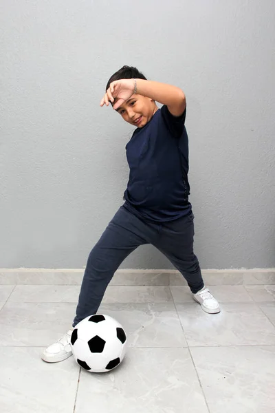 Latin Kökenli Yaşındaki Çocuk Futbol Topuyla Oynuyor Dünya Kupası Izleyeceği — Stok fotoğraf