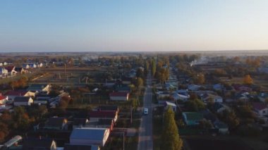 Chaplygin, Rusya 29 Eylül 2021 Yusovo köyü, Lipetsk bölgesi. Köyün üzerinde İHA uçuşu. Gün batımından önce hava fotoğrafçılığı. Kuş bakışı bir bakış açısından..