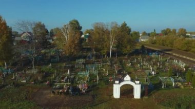 Chaplygin, Rusya 29 Eylül 2021 Yusovo köyü, Lipetsk bölgesi. Gün batımından önce, Tanrı 'nın Hristiyan tapınağı üzerinde kuş bakışı uçan İHA uçuşu..