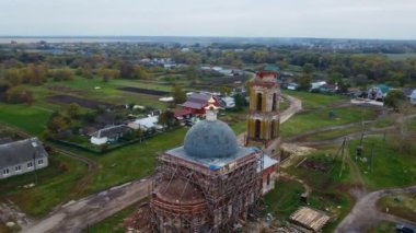 Chaplygin, Rusya 29 Eylül 2021 Yusovo köyü, Lipetsk bölgesi. Gün batımından önce, Tanrı 'nın Hristiyan tapınağı üzerinde kuş bakışı uçan İHA uçuşu..