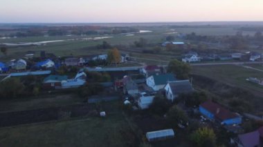 Chaplygin, Rusya 29 Eylül 2021 Yusovo köyü, Lipetsk bölgesi. Köyün üzerinde İHA uçuşu. Gün batımından önce hava fotoğrafçılığı. Kuş bakışı bir bakış açısından..