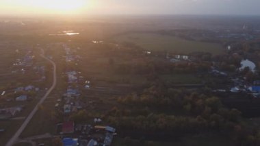 Chaplygin, Rusya 29 Eylül 2021 Yusovo köyü, Lipetsk bölgesi. Köyün üzerinde İHA uçuşu. Gün batımından önce hava fotoğrafçılığı. Kuş bakışı bir bakış açısından..