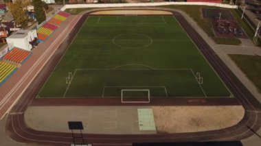 Chaplygin, Lipetsk bölgesi, Rusya, 07 Ekim 2021 'de, bir futbol sahasının üzerinde, köyün kırsal kesimindeki hava fotoğrafçılığının en yüksek seviyesinden uçuyor..
