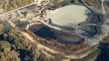 Mısır nişastası fabrikasının yakınındaki kirli bir göl bataklığının üzerinde kuş bakışı görüşlü tankların yerleşim yeri üzerinde uçan hava aracı..