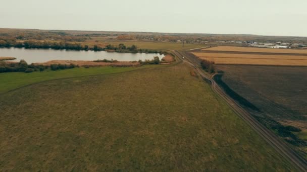 Pomalá Nízká Létající Drona Anténa Nad Jezerem Kukuřičné Podzimní Pole — Stock video