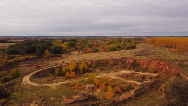 Langsamer Flug Der Drohnenantenne Über Eine Schlucht Mit Herbstbäumen Waldnähe — Stockvideo
