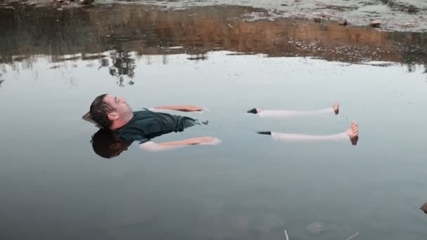 Hombre Ahogado Muerto Agua Cuerpo Joven Anciano Yace Lago Mirando — Vídeo de stock