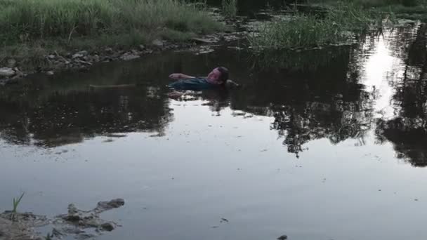 Man Drunknade Död Vattnet Kroppen Ung Man Äldre Ligger Sjön — Stockvideo