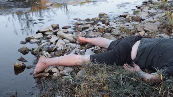 Homem Assassinado Morto Pela Água Corpo Cadáver Jovem Envelhecido Deitado — Vídeo de Stock