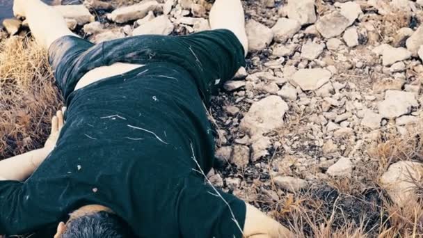 川による殺人 若い男の体は水によって嘘をつく 汚れた湖で死体不安定なカメラの動きの色の修正 — ストック動画