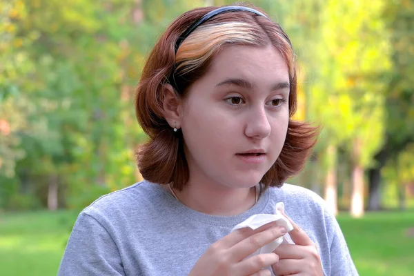 Ένα Νεαρό Κορίτσι Αλλεργίες Ένα Φθινοπωρινό Πάρκο Ένα Κορίτσι Που — Φωτογραφία Αρχείου