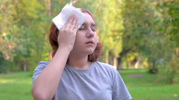 Gadis Itu Menyeka Wajahnya Dengan Serbet Dari Keringat Dalam Panas — Stok Foto