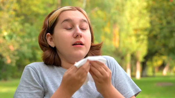 Uma Adolescente Com Corte Cabelo Curto Espirra Alergias Limpa Nariz — Fotografia de Stock