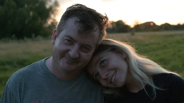 Тато Доросла Дочка Обіймаються Тлі Осінньої Природи Заході Сонця — стокове фото