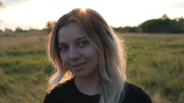 Porträtt Vacker Flicka Med Löst Hår Bakgrunden Hösten Natur — Stockfoto